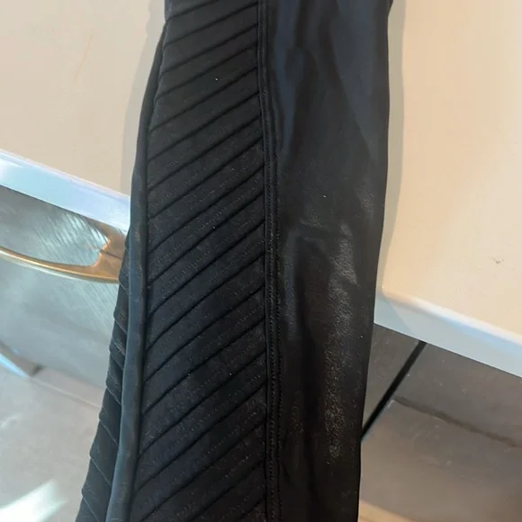 Spanx textured leggings (pleather looking) - Picture 3 of 8